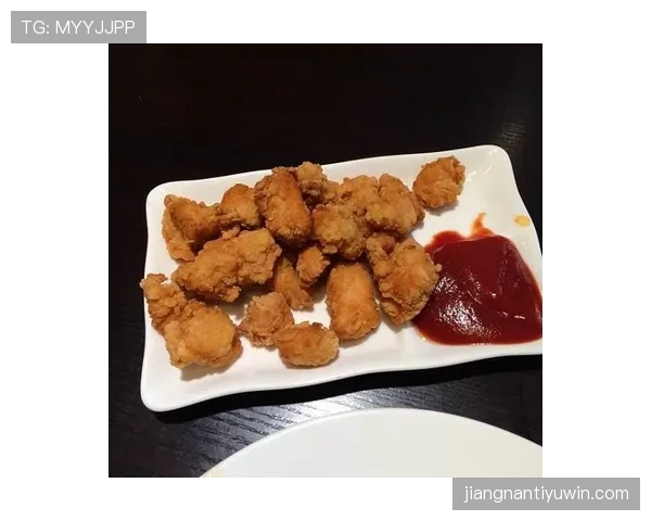 莱万训练完啃鸡胸肉的样子，真不像拿千万年薪的人