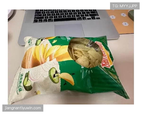 陈芋汐训练完随手啃个苹果，这自律程度看得我默默放下了薯片